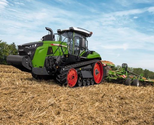 The Fendt 1100 Vario MT comes into its own when following irregular field boundaries with the pivoting rear power lift