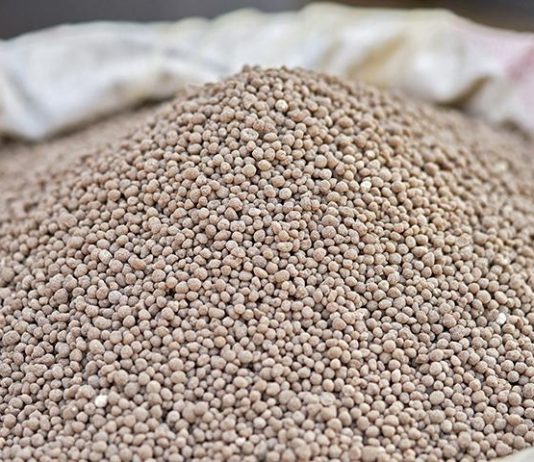 U.S. farm groups urge fertilizer firms to drop phosphate duties amid rising input costs