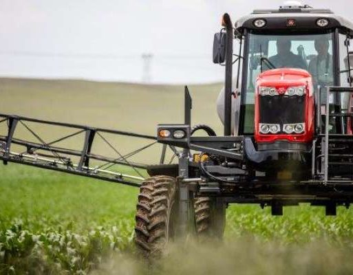 The sprayer has good ground clearance allowing farmers to come in late during the maize spraying season