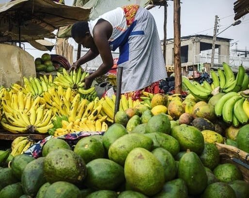 Woman sellng fruits at Farmers Market in Uganda (002)