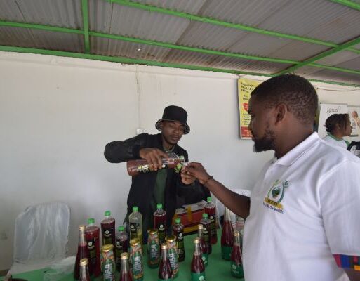 James Lito Handas Juice Manager offering a customer a taste of khat juice. Photo by Zablon Oyugi (002)