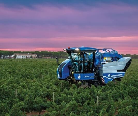 New Holland Enhances Narrow Vineyards Straddle Tractor and Harvester Range for Better Efficiency