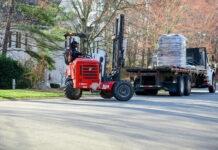 Optimizing deliveries through the use of truck-mounted forklifts