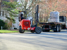 Optimizing deliveries through the use of truck-mounted forklifts
